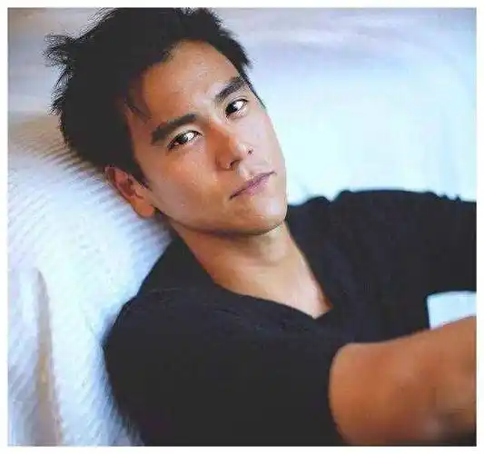 彭于晏神秘日本游伴曝光,生图老10岁美颜不再,网友热议!