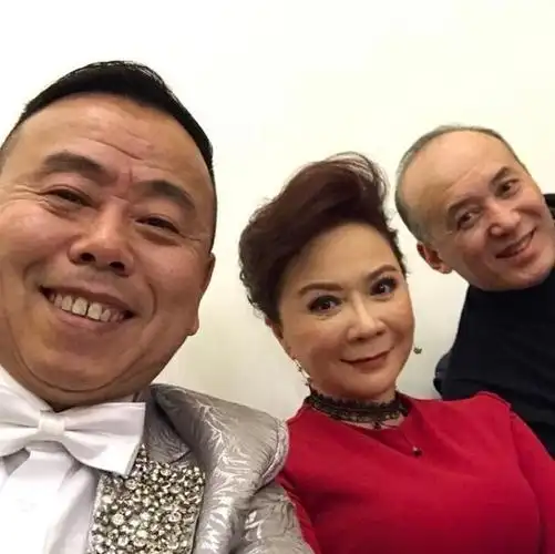 蔡明的婚姻她和丈夫丁秋星的结识不是网上传闻的那样,什么买膏药写