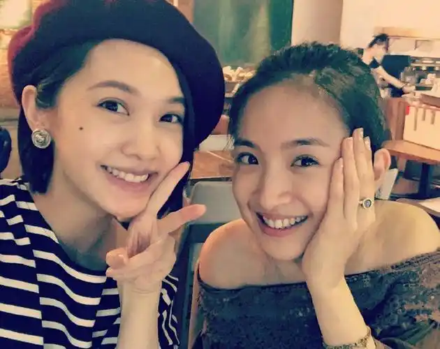 杨丞琳晒好友聚会照湘琴直树合体引回忆杀