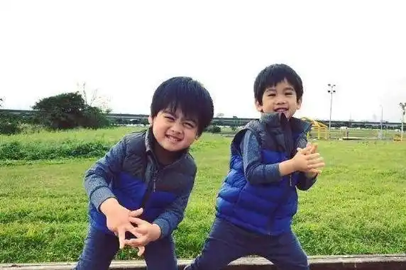 林志颖3岁双胞胎儿子懂事乖巧,主动给妈妈按脚,把大家暖哭了_陈若仪