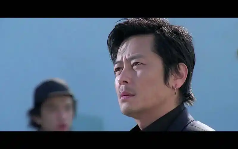 新警察故事:别人都是走楼梯,成龙就不一样,靠副手铐下百米高楼