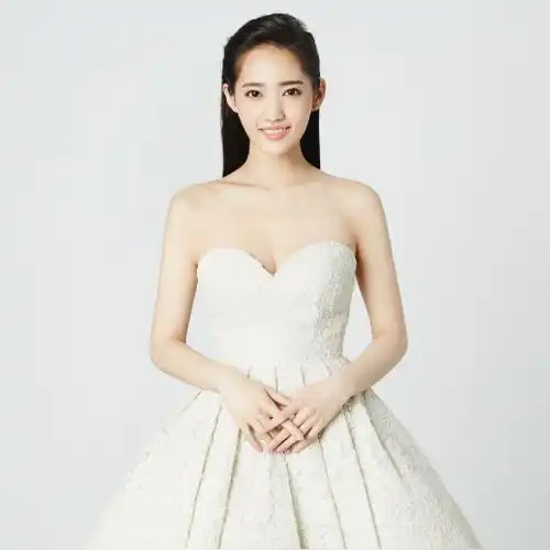 杂志写真展开表格共3张王棠云一直以气质长发示人的