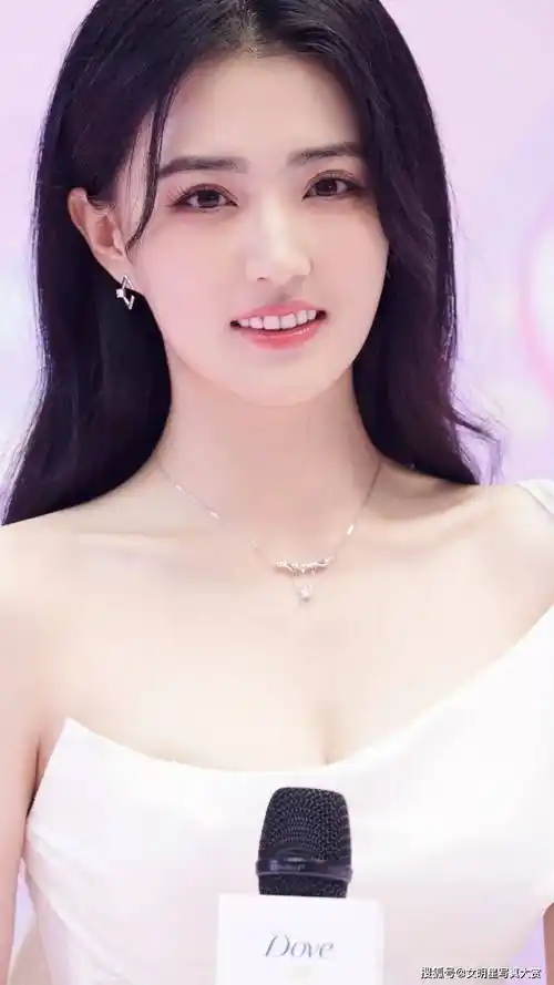 【徐璐性感唯美写真】白色单肩礼裙,温婉清新,芬香动人_多芬_活动