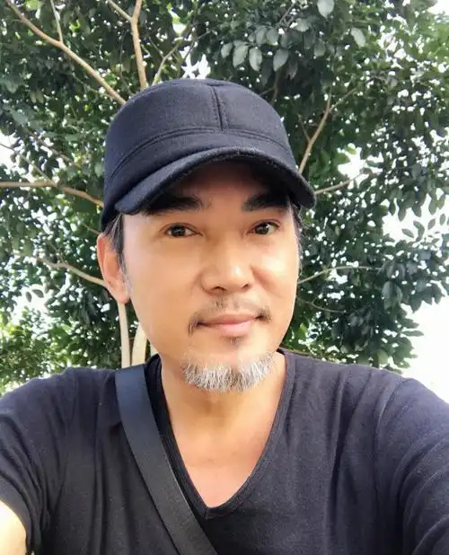 52岁的焦恩俊晒近照脸胖一圈胡子花白自嘲胖了老了