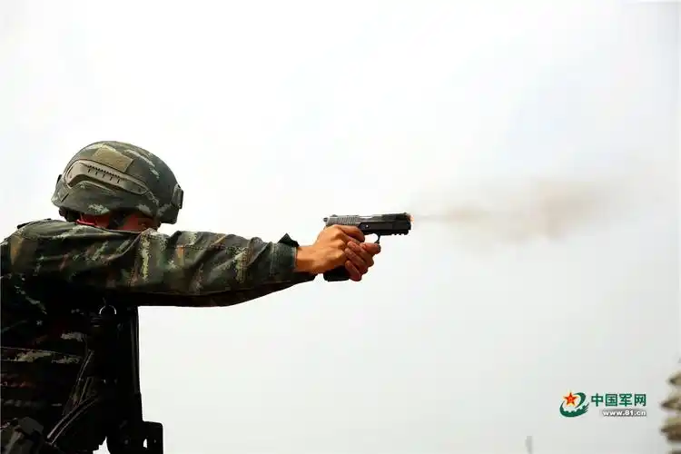 枪枪命中丨武警特战队员快速射击弹无虚发