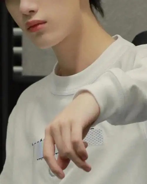 粉嫩美味的   耳朵,嘴唇,手指@时代少年团-丁程鑫#丁程鑫健身房五连拍