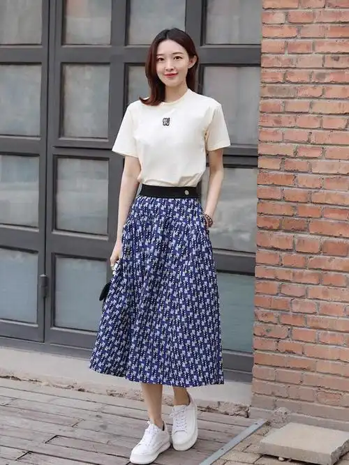 秋季基础穿搭指南t恤搭配半身裙学会这样穿才洋气显品味