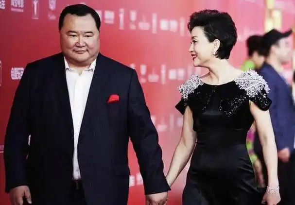 央视主持人周涛与姚科离婚后转身嫁给了身价20亿元的富豪路云