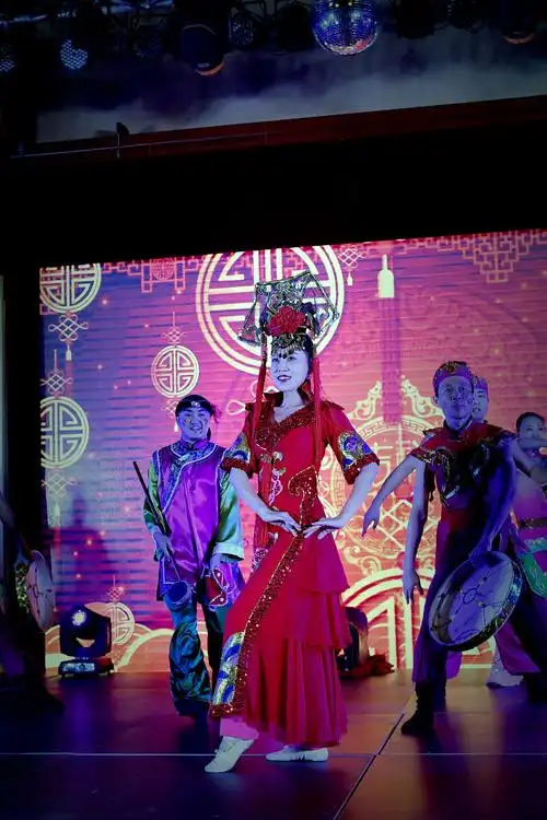 丹东市歌舞团在"纪念满族颁金节38周年"会上的演出