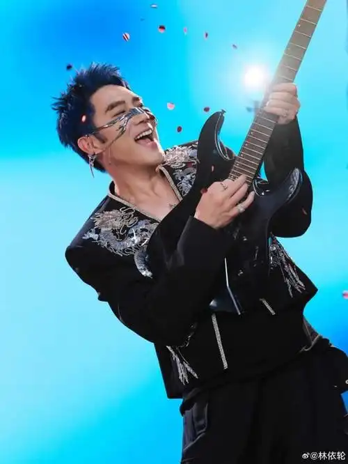 在这组照片中,林依轮身穿一袭黑色外套,搭配简约休闲的裤子,手拿话筒