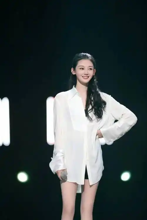 郑恺的老婆苗苗腰臀线条太绝了,粉色蓬蓬裙等6套穿搭比例好绝!