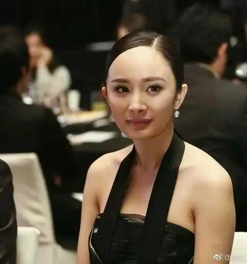 总觉得杨幂很丑 就是鼻子嘴巴那边特丑 怎么那么多人说很美?