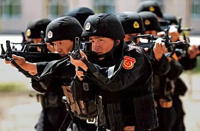 武警新疆总队某特勤中队锤炼反恐作战能力
