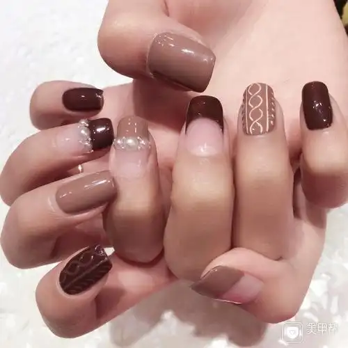 方圆形咖啡色毛衣珍珠法式美甲图片