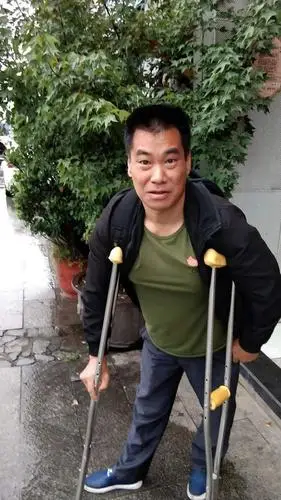 这位双腿残疾的老兵,拄着拐杖回到西藏,回到丁嘎连队,回到家