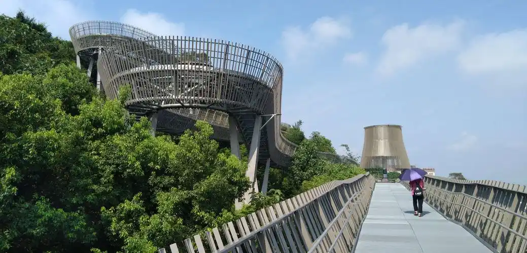 福道东北接左海公园,西南连闽江廊线,中间沿着金牛山山脊线,贯穿左海