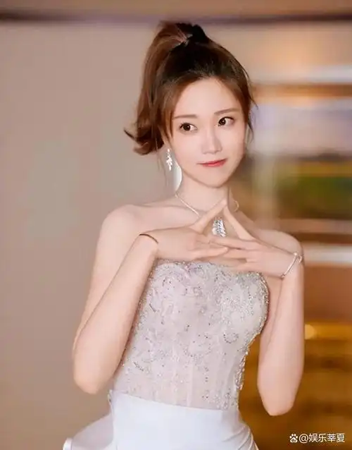 《新相亲大会》的美女主持人,靠美腿爆红网络如今32岁却还是单身