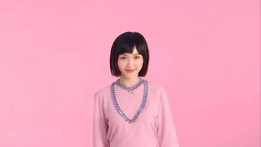 唐嫣短发造型粉红大片公开 清纯灵动变身甜美少女