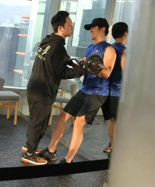 白脸小生变身肌肉男!tvb力捧男星低调狂操肌:希望令人眼前一亮
