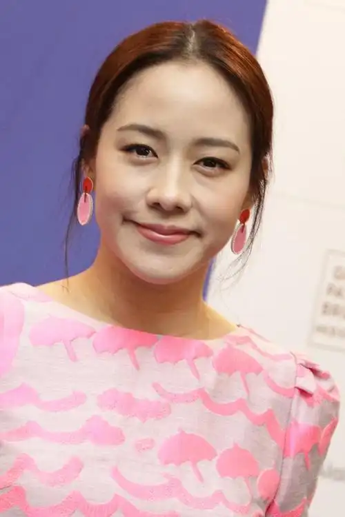 林嘉欣颈纹明显,曾两度和已婚男恋爱,谈及女儿很幸福