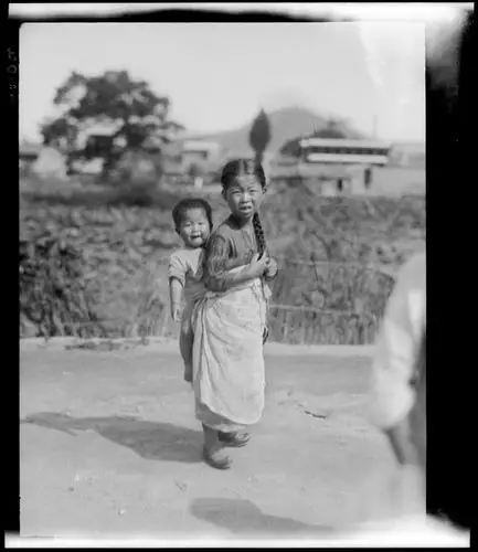 背小孩的女孩 - 历史照片 - 老照片修复—41图片修复中心