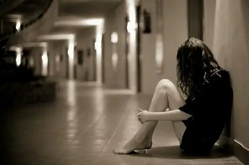 孤独坐在地上的女生图片 思念就像血液一样流淌在身体里_伤感图片