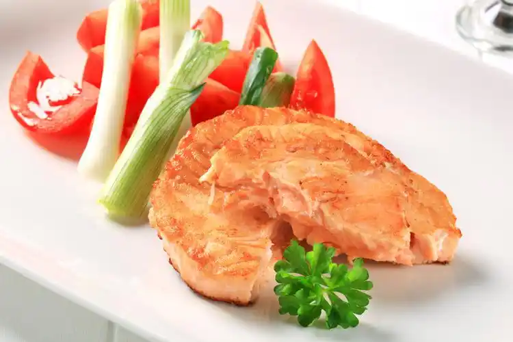 鲑鱼做法大全家常(鲑鱼5种最好吃的家庭做法大全,简单美味又馋人-百科