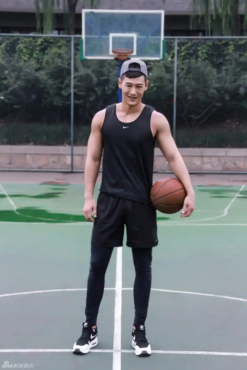 组图:暖男亓航运动装 上演肌肉诱惑_高清图集_新浪网