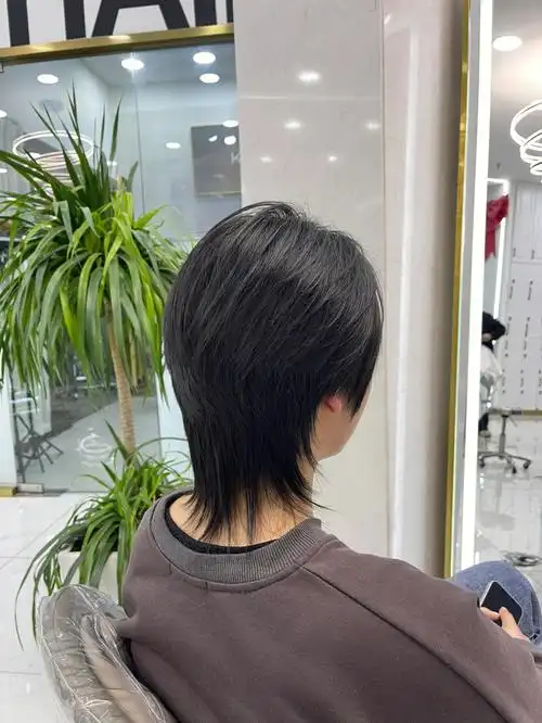 女生酷酷狼尾发,一款极具个性的发型.