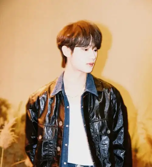 丁程鑫最新随拍解锁黑色皮衣造型颜值优越又酷又帅