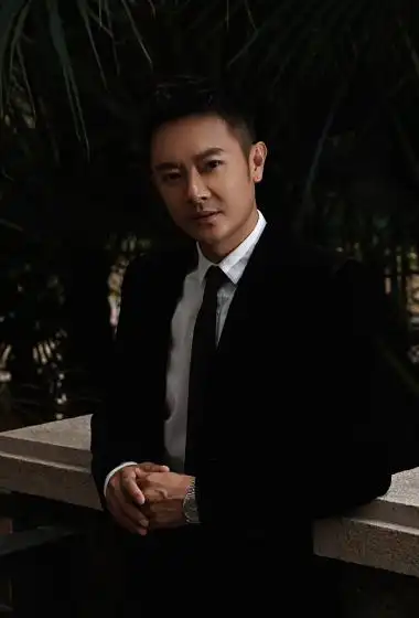 印小天黑色西装魅力写真图片