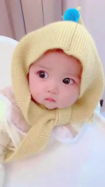 宝宝真可爱,水灵灵的大眼睛,目不转睛的看啥