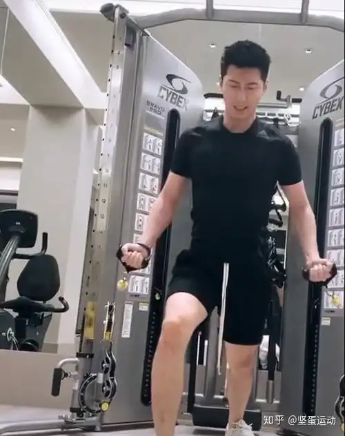 窦骁上位豪门,靠的竟是健身?龙门架前这顿操作,白富美都扛不住啦!