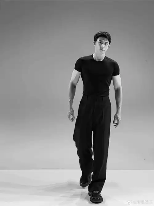 午间话题##内娱宽肩窄腰男明星