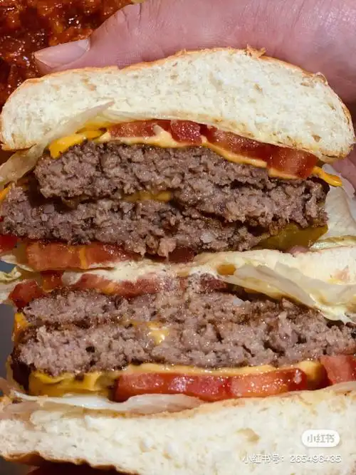 来个元气满满的牛肉汉堡套餐吧!推荐我们家肉酱薯条93哈哈!