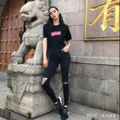 潮牌supreme御用女模特好身材男女通吃网友这身材我爱了