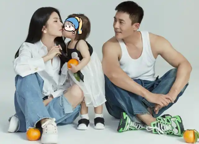 杜淳娇妻王灿晒全家福,女儿全身肉嘟嘟太可爱,夫妻对视好甜蜜