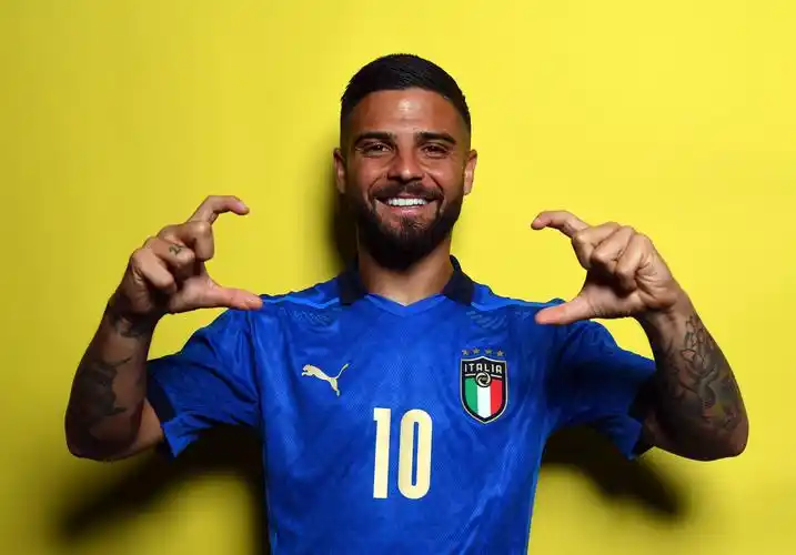 高清图:意大利队拍摄官方写真 因西涅手指队徽