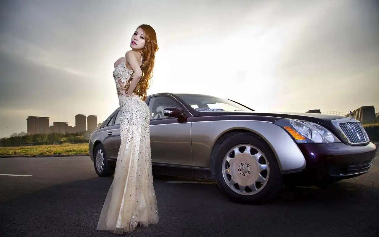 迈巴赫性感车模电脑桌面壁纸下载高清大图预览1680x1050_美女壁纸下载
