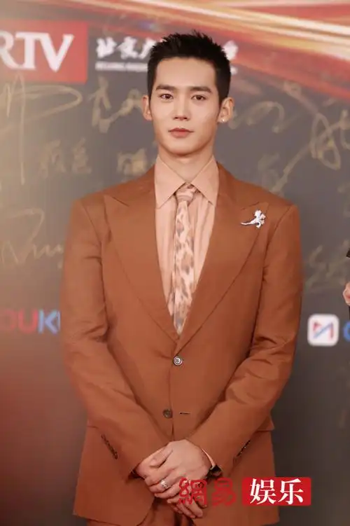 于适寸头好正气#于适#微博之夜红毯#造型直出!正气凌然的中式帅哥!