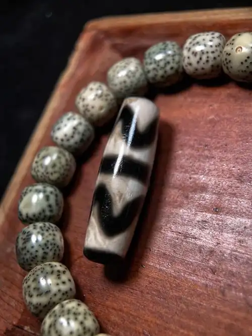 西藏文玩配饰精品双虎牙火供天珠