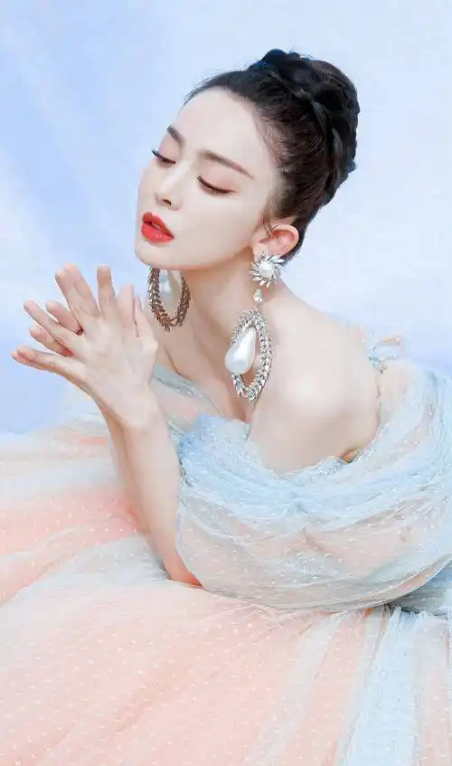 古力娜扎薄纱怼脸直拍性感写真_长发_包包_披肩