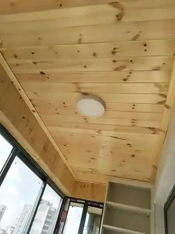 阳台杉木板装修效果图(阳台杉木吊顶效果图)