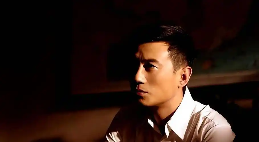 徐洪浩的演技不仅在戏里表现出色,在戏外的家庭生活中,他同样是一位