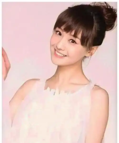 看郑爽18岁素颜照,最丑的衣服,裤子和鞋,也挡不住她的美貌!