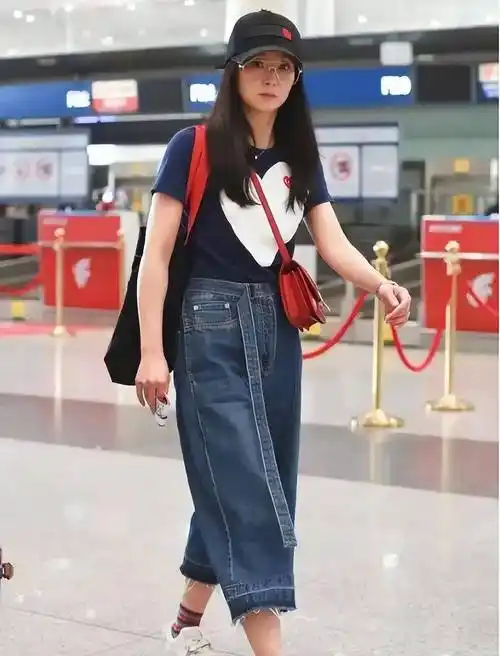 "大冬瓜"的麻袋牛仔裤搭配蓝色短袖,王艳女神重回颜值巅峰!