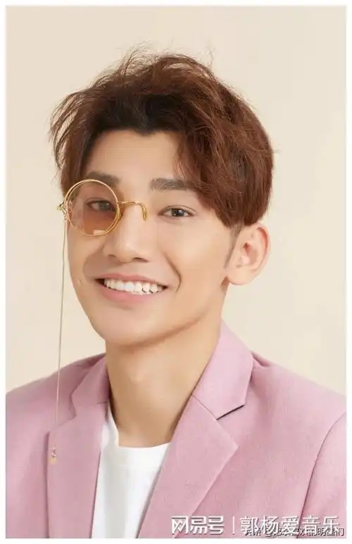 蒋龙真的属于可爱类型的男生,特别可爱,特别萌萌哒,他的微笑很阳光