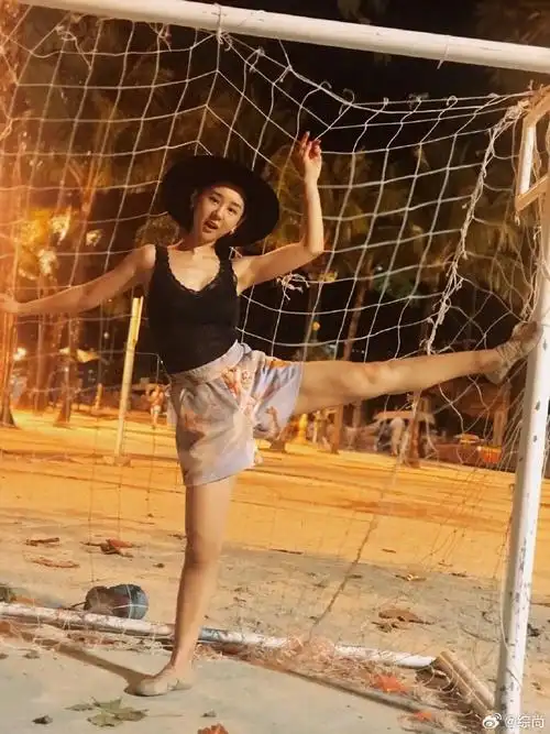 李小萌生完孩子后依然很减龄,穿浅粉色连衣裙,美丽又时尚!