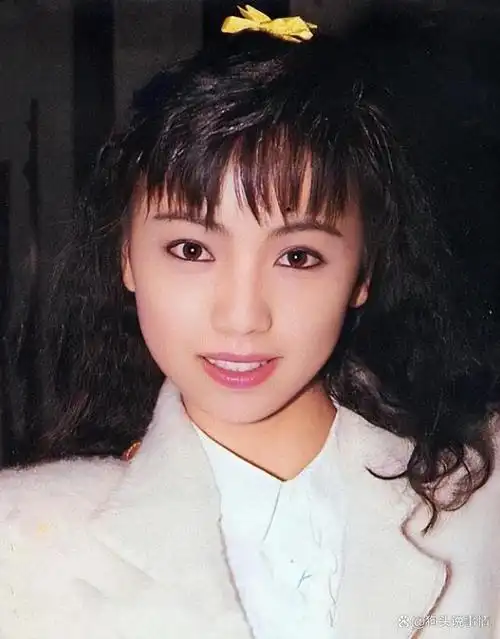 影帝万梓良:为爱当街下跪,娶离异带娃恬妞,二婚娶小16岁娇妻