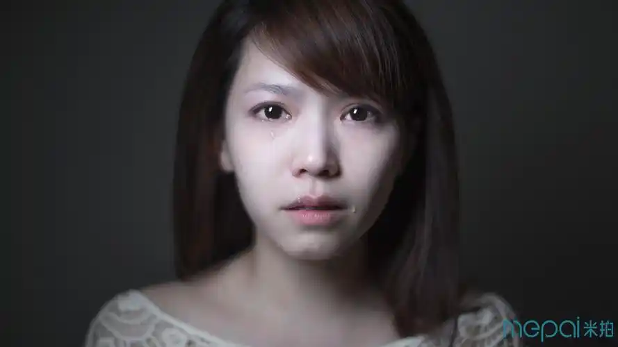 有一次,一位女孩来我家拍摄"哭泣"照片,刚刚坐下,她接到一通突然的